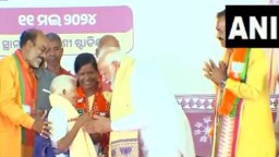 In Odisha's Kandhamal: PM Modi bows down, seeks blessings from Padma awardee Purnamasi Jani